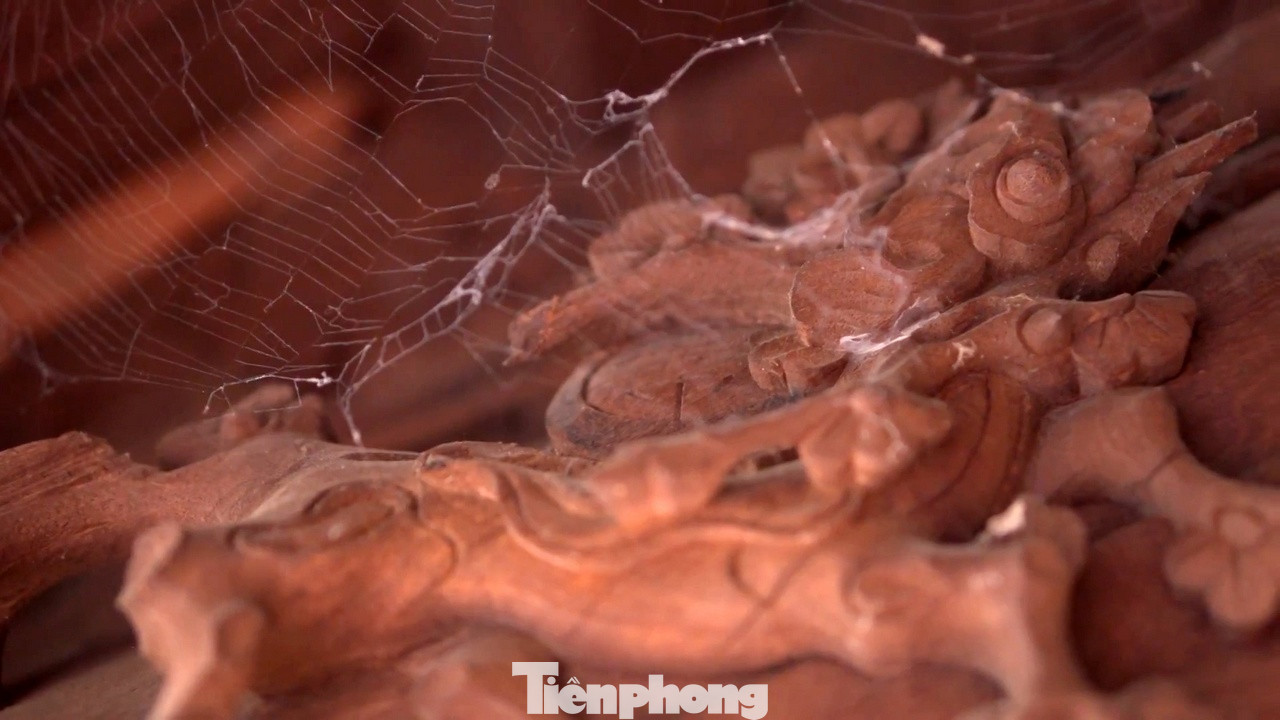 Đình Thổ Hà là ngôi đình cổ thứ 2 ở Bắc Giang sau đình Lỗ Hạnh (xã Đông Lỗ, huyện Hiệp Hòa) được xây dựng vào năm 1576. Không những vậy, ngôi đình còn tiêu biểu cho không gian tâm linh, văn hóa của người Việt, các mảng chạm khắc thể hiện đề tài tứ linh, tứ quý, hoa lá cách điệu, chim thú và con người.