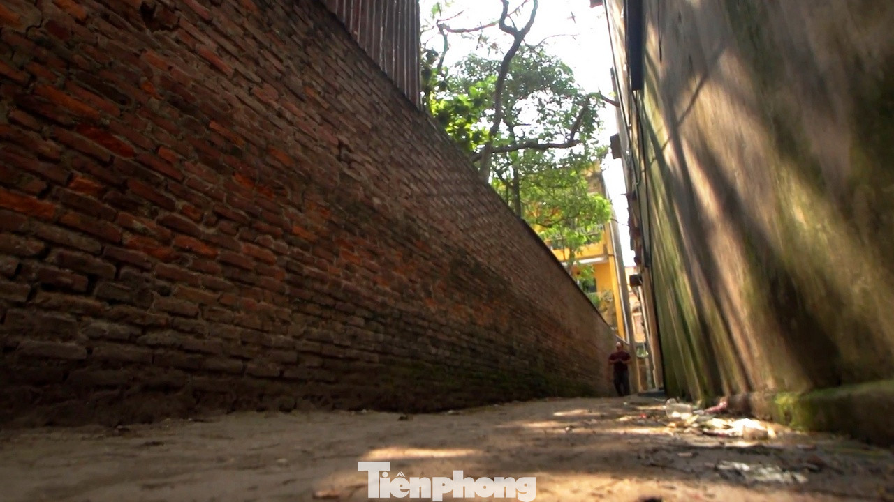 Ngôi làng vẫn còn giữ nguyên vẹn hình ảnh cây đa, bến nước, sân đình, nếp nhà cổ tạo nên một quần thể kiến trúc cảnh quan hết sức độc đáo.