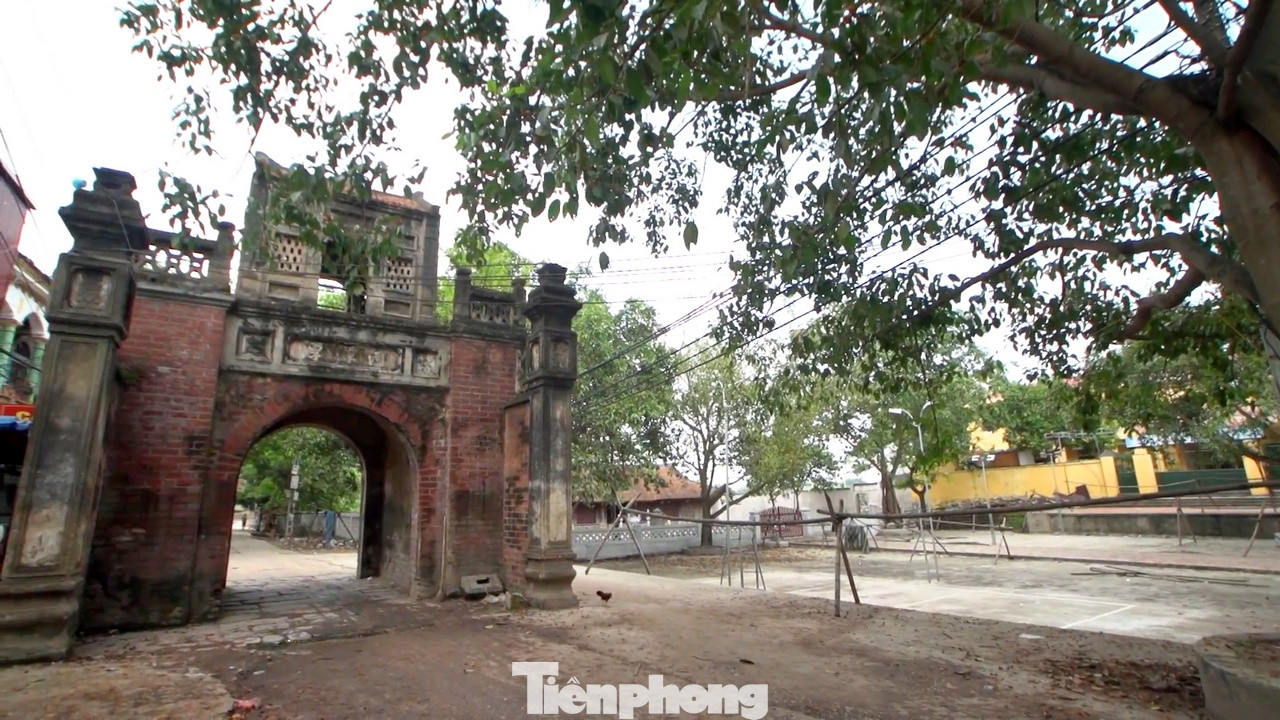 Làng Thổ Hà, xã Vân Hà (huyện Việt Yên, tỉnh Bắc Giang) không chỉ là nơi lao động, sản xuất và tổ chức sinh hoạt văn hóa tinh thần. Mà còn lưu giữ những phong tục tập quán tốt đẹp, một mảnh đất địa linh nhân kiệt, đã từng nổi tiếng cả nước với nghề gốm cổ truyền.