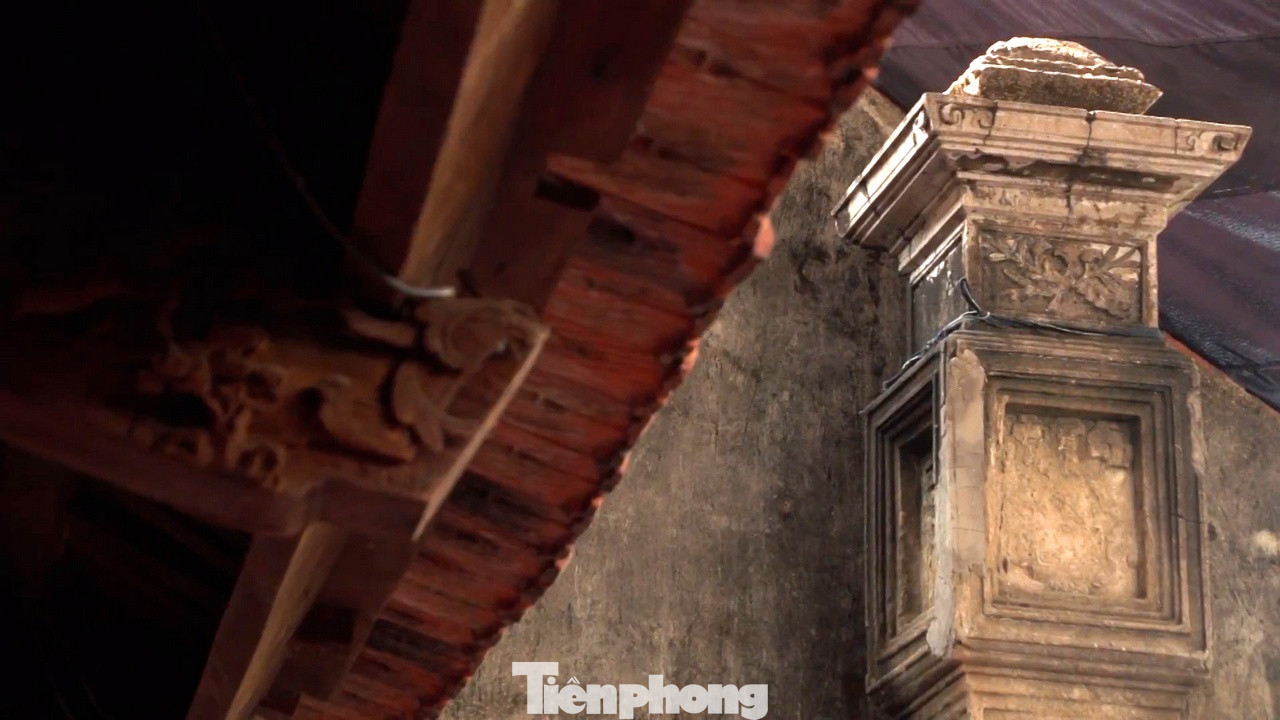 Đình Thổ Hà là ngôi đình cổ thứ 2 ở Bắc Giang sau đình Lỗ Hạnh (xã Đông Lỗ, huyện Hiệp Hòa) được xây dựng vào năm 1576. Không những vậy, ngôi đình còn tiêu biểu cho không gian tâm linh, văn hóa của người Việt, các mảng chạm khắc thể hiện đề tài tứ linh, tứ quý, hoa lá cách điệu, chim thú và con người.