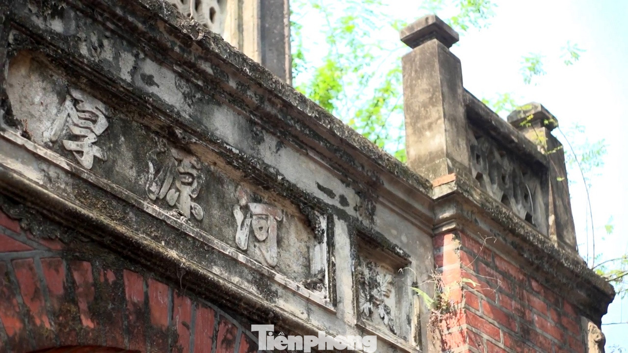 Đình Thổ Hà là ngôi đình cổ thứ 2 ở Bắc Giang sau đình Lỗ Hạnh (xã Đông Lỗ, huyện Hiệp Hòa) được xây dựng vào năm 1576. Không những vậy, ngôi đình còn tiêu biểu cho không gian tâm linh, văn hóa của người Việt, các mảng chạm khắc thể hiện đề tài tứ linh, tứ quý, hoa lá cách điệu, chim thú và con người.