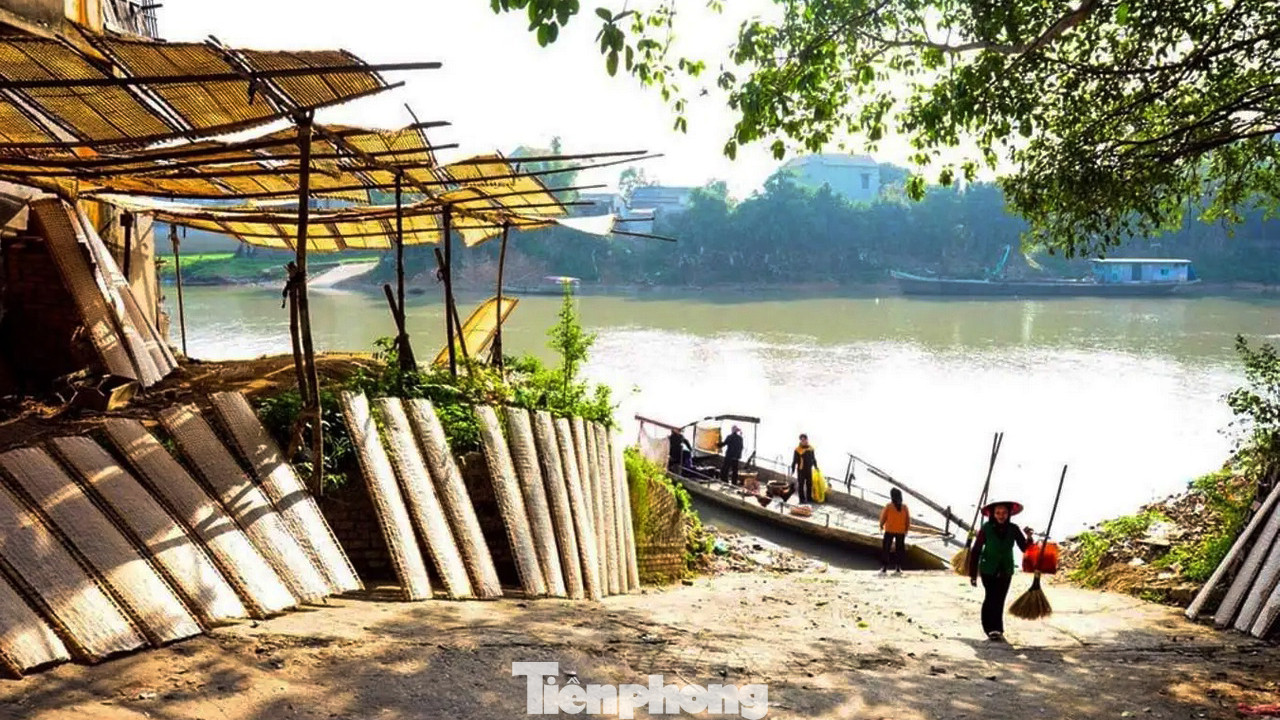 Nơi gắn kết quan hệ dòng tộc, xóm giềng bằng những ký ức rất gần gũi, bình dị, thân thương. Từ Hà Nội, đi theo Quốc lộ 1 về phía Bắc 31 km đến thành phố Bắc Ninh, rẽ trái 3 km đến phố Đặng, ngược theo đê sông Cầu 1 km thì đến bến đò Thổ Hà, qua đò là đến làng.