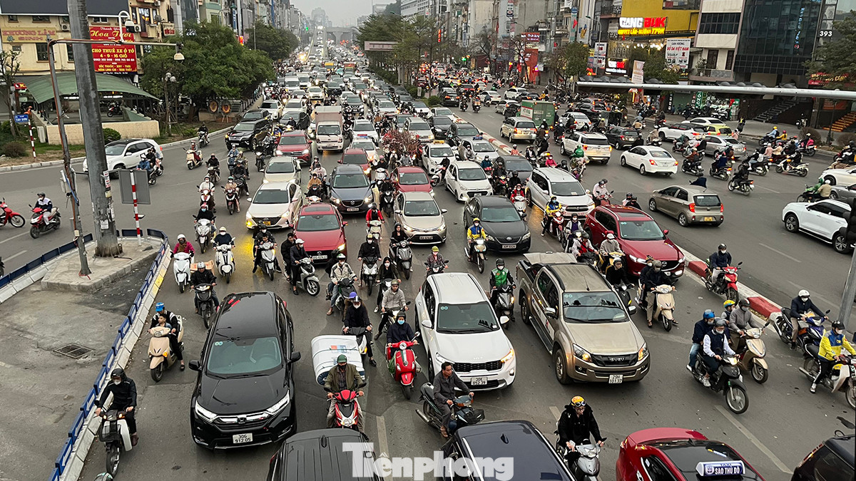 Đường Trường Chinh hướng Ngã Tư Sở đông người và phương tiện lúc 17 giờ hôm nay (6/2).