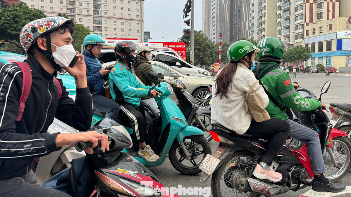 Các phương tiện xe công nghệ hoạt động hết công suất vào những ngày cuối năm.