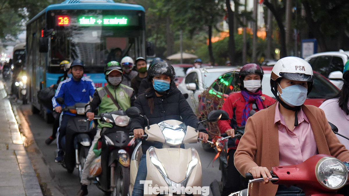 Phố Hoàng Minh Giám ùn tắc kéo dài theo cả hai chiều đường.