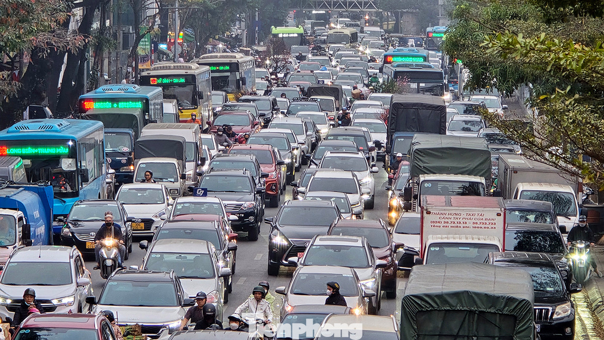 Ô tô dàn hàng 6, hàng 7 "đứng im" trên đường Trần Nhật Duật.