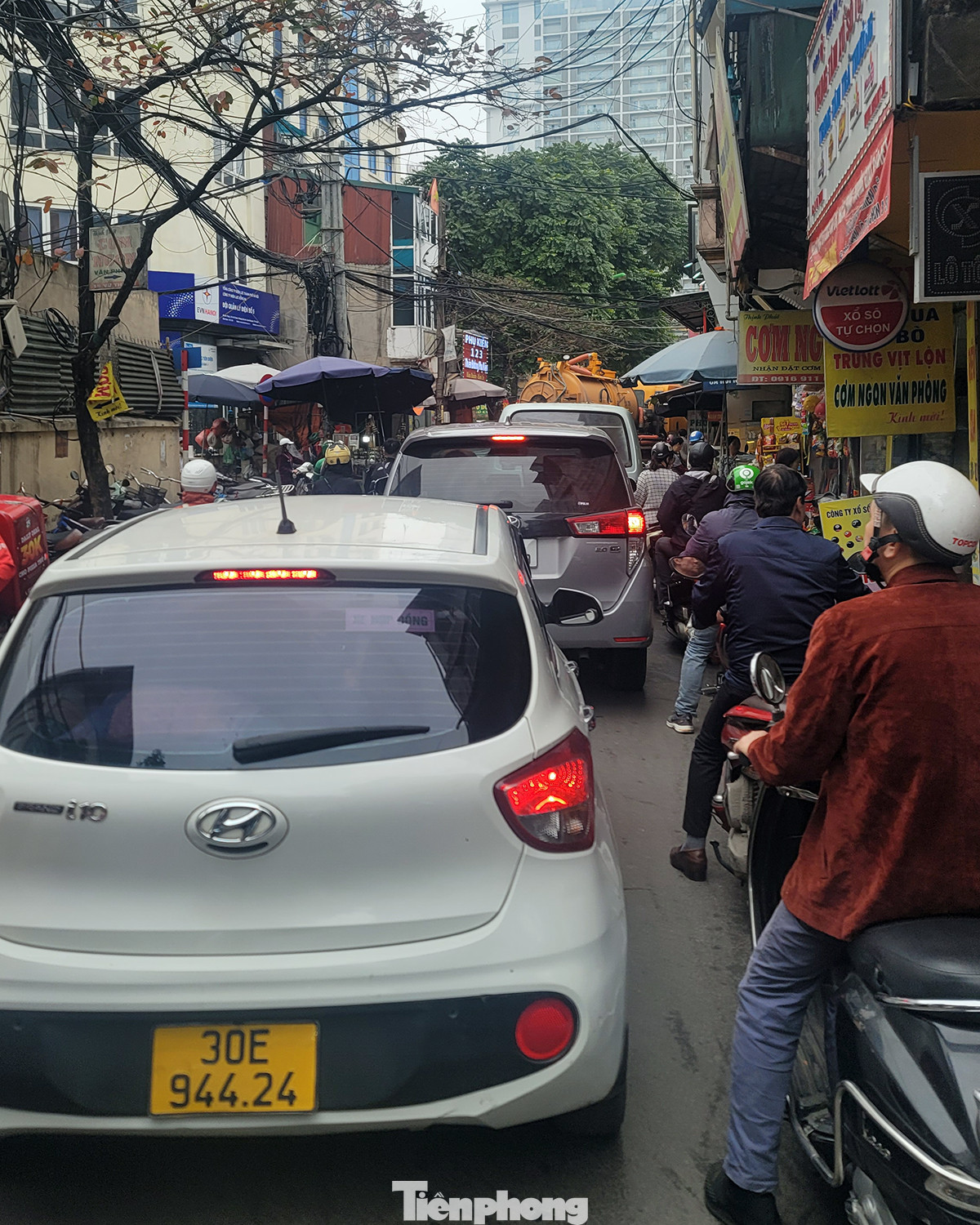 Xe cộ chen nhau trên phố Vũ Thạnh.