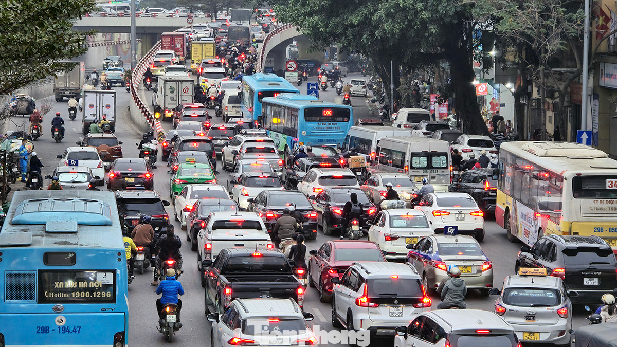 Các phương tiện "chen nhau" lên cầu Chương Dương.