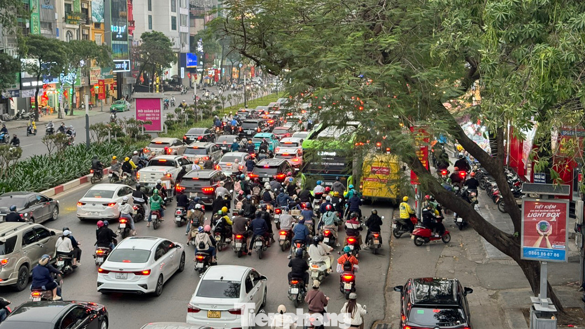 Trục đường Trần Duy Hưng theo hướng về phía siêu thị Big C đang ùn ứ.