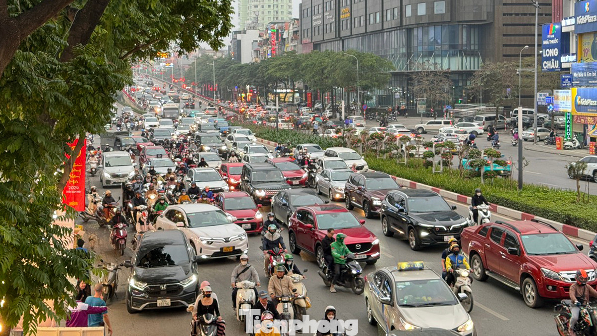 Trục đường Trần Duy Hưng theo hướng về phía siêu thị Big C đang ùn ứ.