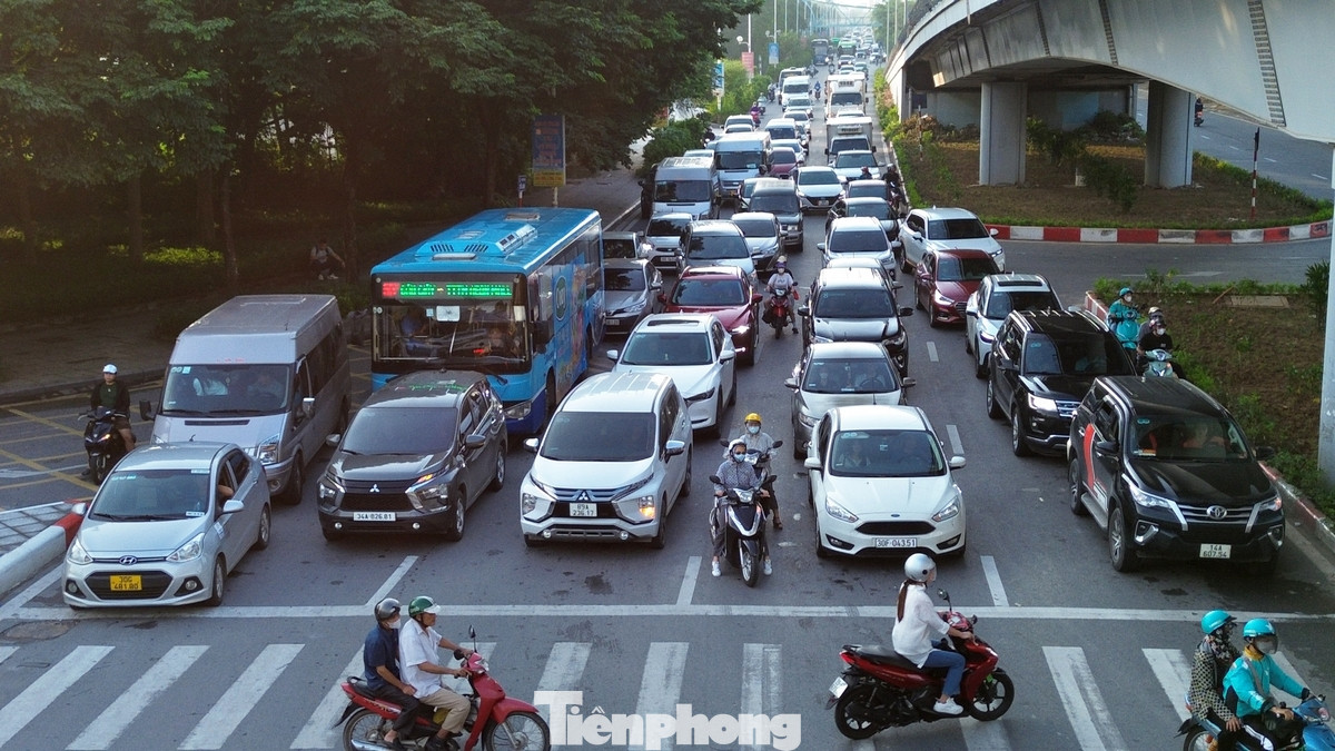 Đường Cổ Linh đến ngã tư cầu vượt thường xuyên xảy ra cảnh ùn tắc hàng dài các phương tiện dù ngày thường, cuối tuần hay lễ Tết. Đường Cổ Linh đến ngã tư cầu vượt thường xuyên xảy ra cảnh ùn tắc hàng dài các phương tiện dù ngày thường, cuối tuần hay lễ Tết.