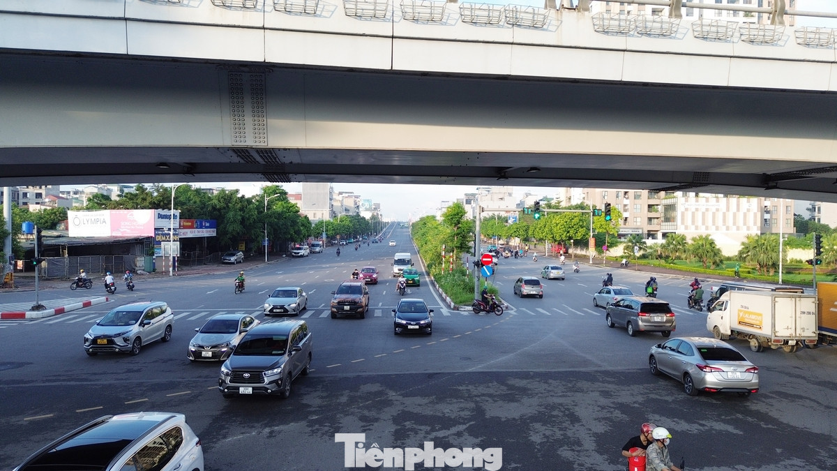 Cảnh xung đột giao thông thường xuyên diễn ra ở khu vực được coi là điểm đen giao thông của quận Long Biên này. Cảnh xung đột giao thông thường xuyên diễn ra ở khu vực được coi là điểm đen giao thông của quận Long Biên này.