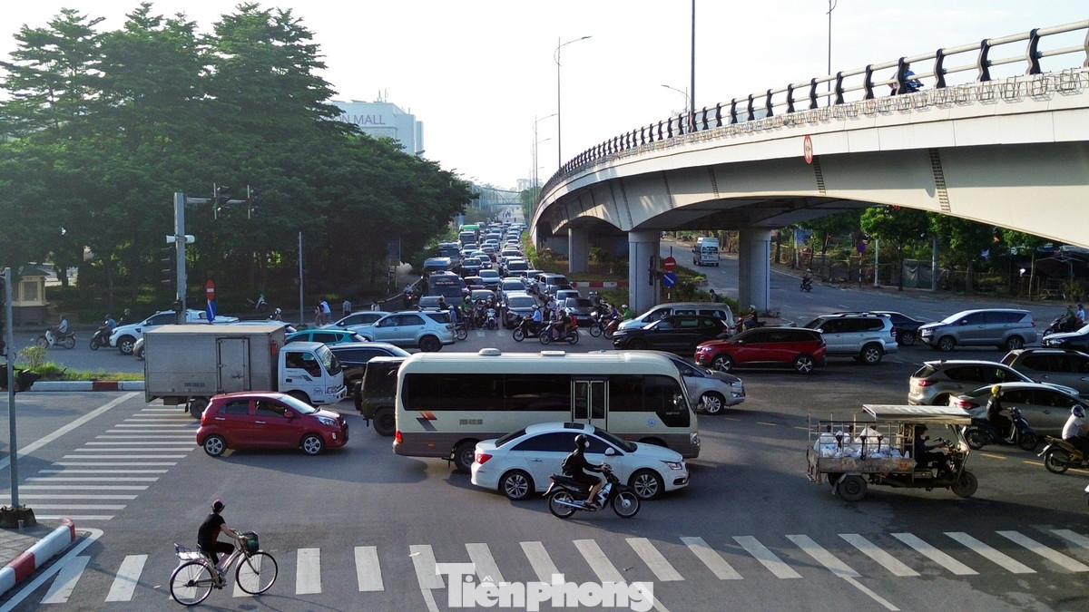 Cảnh xung đột giao thông thường xuyên diễn ra ở khu vực được coi là điểm đen giao thông của quận Long Biên này. Cảnh xung đột giao thông thường xuyên diễn ra ở khu vực được coi là điểm đen giao thông của quận Long Biên này.