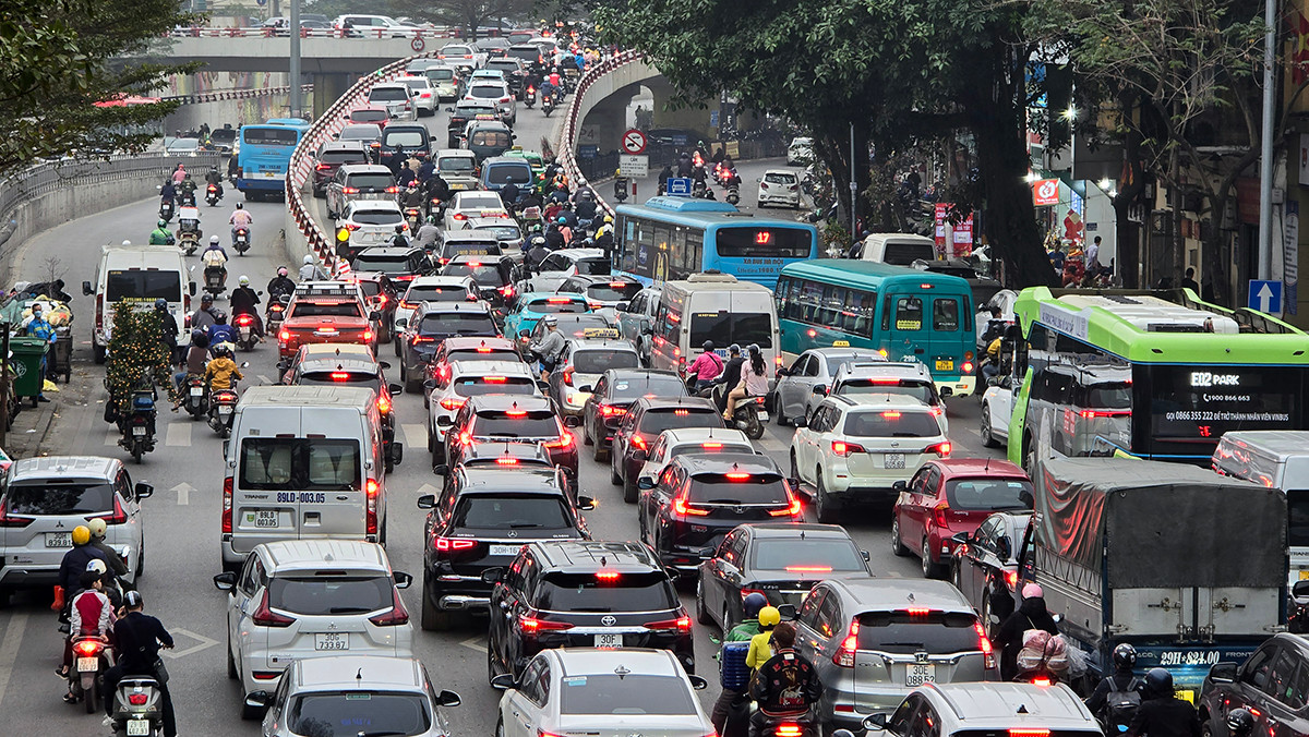 Hinh ảnh tương phản của đoạn đường Trần Quang Khải chiều 30 Tết so với 3 ngày trước.