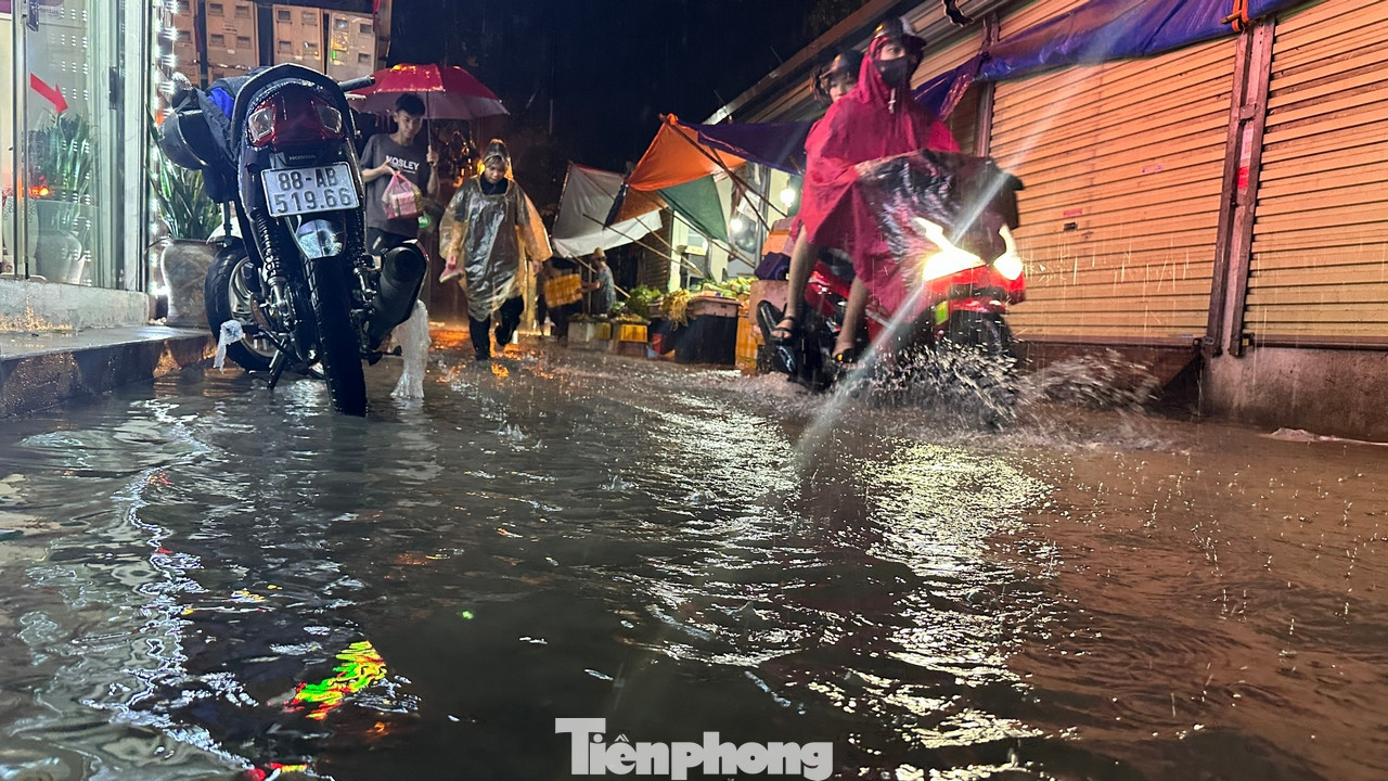 Theo đó, hiện nay, khu vực nội thành Hà Nội đang có mưa vừa, mưa to đến rất to. Dự báo từ 22 giờ ngày 22/8 đến 1 giờ ngày 23/8, khu vực nội thành Hà Nội và các vùng lân cận vẫn tiếp tục có mưa vừa đến mưa to với lượng mưa phổ biến trong khoảng từ 20 - 50mm, có nơi trên 80mm. Theo đó, hiện nay, khu vực nội thành Hà Nội đang có mưa vừa, mưa to đến rất to. Dự báo từ 22 giờ ngày 22/8 đến 1 giờ ngày 23/8, khu vực nội thành Hà Nội và các vùng lân cận vẫn tiếp tục có mưa vừa đến mưa to với lượng mưa phổ biến trong khoảng từ 20 - 50mm, có nơi trên 80mm.
