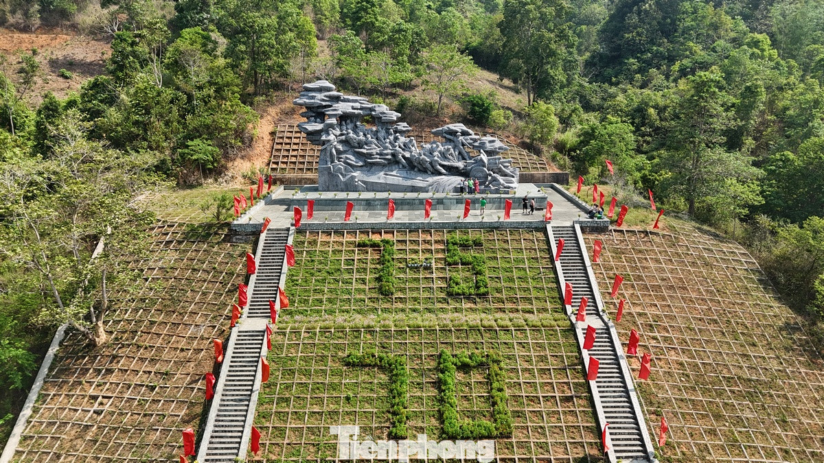 Trong Chiến dịch Điện Biên Phủ, bộ đội Việt Nam đã thực hiện hành trình đầy gian khổ, hào hùng - kéo pháo cao xạ bằng sức người qua nhiều đèo, dốc, vực sâu, núi cao, hướng tới cứ điểm Him Lam, đồi Độc Lập, đồi A1, hầm De Castries… để làm nên chiến thắng “lừng lẫy năm châu, chấn động địa cầu”.