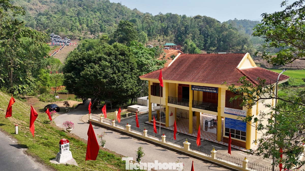 Trên di tích lịch sử đường kéo pháo năm xưa, ở triền đồi Bó Hôm – nơi Anh hùng Tô Vĩnh Diện hy sinh lấy thân mình chèn pháo, có một cụm tượng đài kỷ niệm nhiều ý nghĩa.