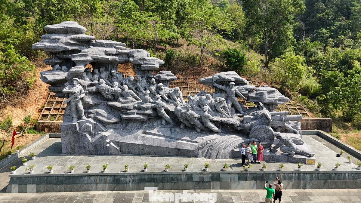 Cụm tượng đài dài 24m, rộng 8m, cao 12,5m, nặng 1.200 tấn - phác họa 29 nhân vật trong tư thế kéo khẩu pháo 105 ly ngược dốc - vinh danh trung đội pháo binh của Anh hùng Tô Vĩnh Diện trên triền đồi Bó Hôm.