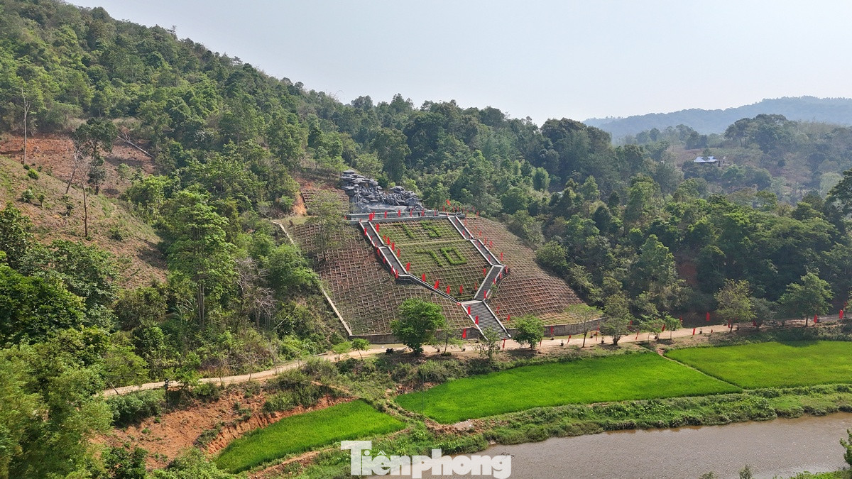 Cụm tượng đài có trọng lượng nặng 1.200 tấn, đặt trên bệ móng cao vững chãi. Khối tượng có nhiều mảng đường nét khoẻ khoắn, thanh thoát, mô tả tán cây xum xuê, dây leo chằng chịt, thể hiện sự nguyên sơ của núi rừng che chở bộ đội.