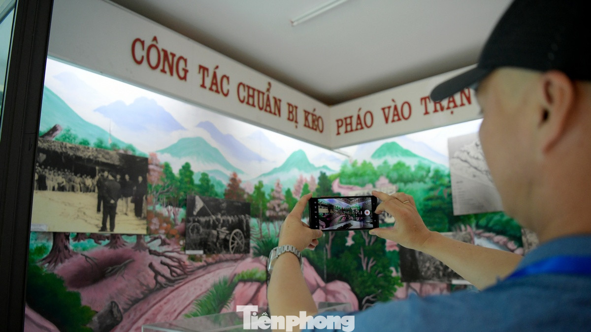 Để phục vụ khách du lịch đến tham quan, tìm hiểu lịch sử, nhà trưng bày di tích với những hiện vật thô sơ được bộ đội ta dùng kéo pháo vào trận địa 70 năm trước cũng được xây dựng lên ngay cạnh tượng đài kéo pháo.