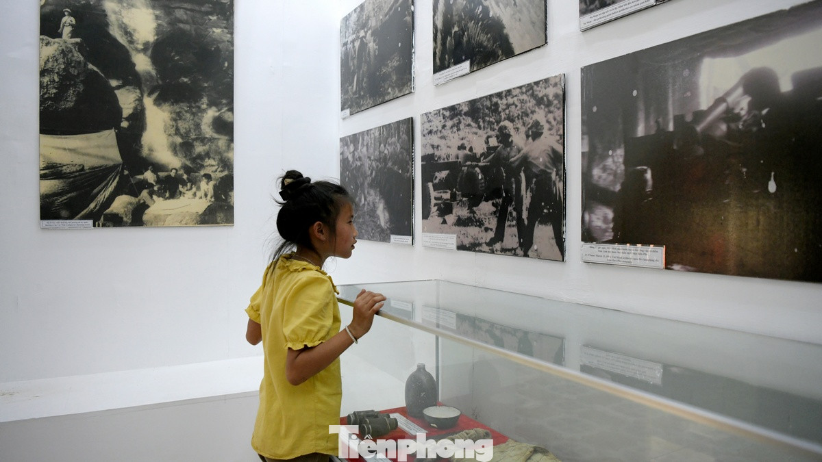 Để phục vụ khách du lịch đến tham quan, tìm hiểu lịch sử, nhà trưng bày di tích với những hiện vật thô sơ được bộ đội ta dùng kéo pháo vào trận địa 70 năm trước cũng được xây dựng lên ngay cạnh tượng đài kéo pháo.