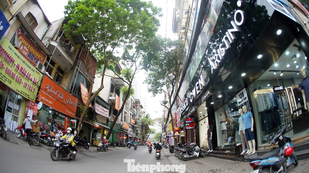 Phần đường Nguyễn Tuân tiếp giáp với đường Nguyễn Trãi, khu vực chưa giải phóng mặt bằng nhỏ hẹp, nhưng vỉa hè bị các cơ sở kinh doanh mặt đường chiếm dụng làm chỗ để xe...