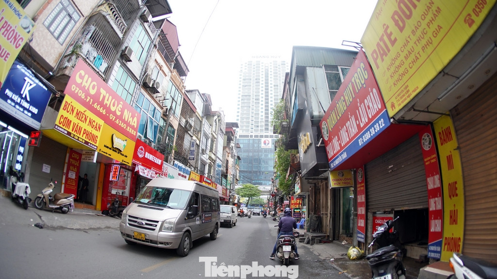 Phần đường Nguyễn Tuân tiếp giáp với đường Nguyễn Trãi, khu vực chưa giải phóng mặt bằng nhỏ hẹp, nhưng vỉa hè bị các cơ sở kinh doanh mặt đường chiếm dụng làm chỗ để xe...