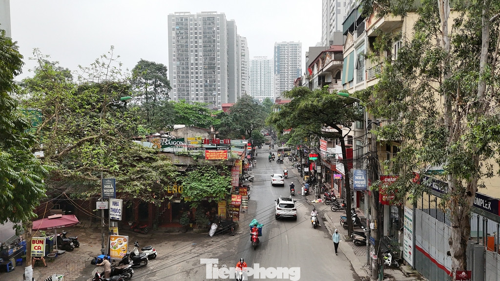 Điểm thắt cổ chai ở giữa phố, do vướng giải phóng mặt bằng trong thời gian dài khiến cho tuyến phố còn lại bị bó hẹp như một con ngõ.