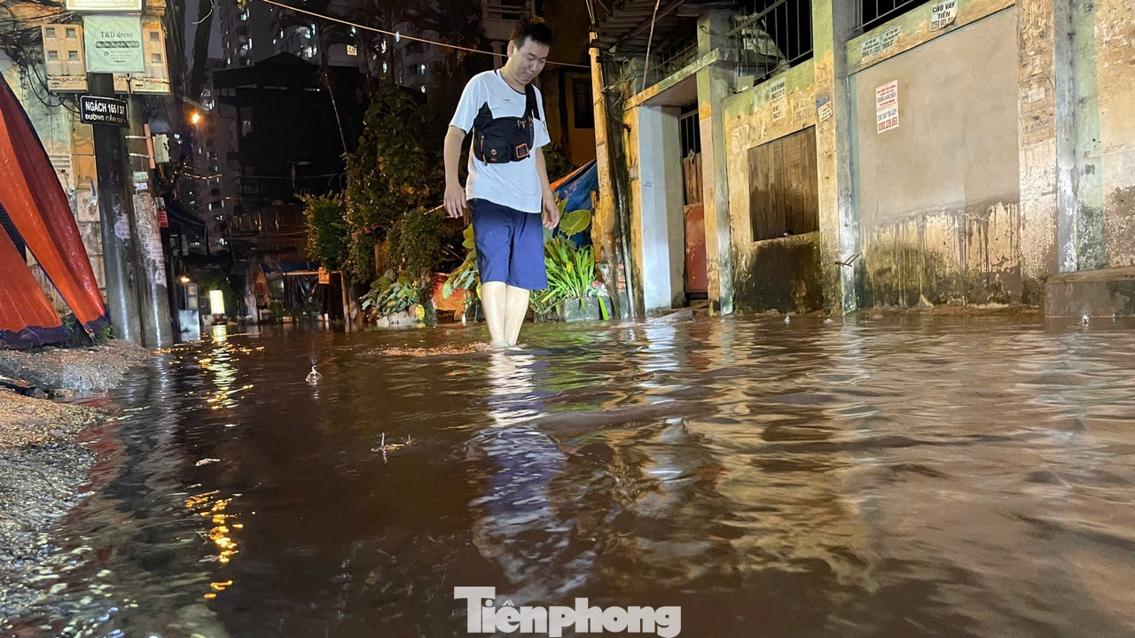 Nước lên cao chỉ hơn một tiếng đồng hồ mưa lớn Nước lên cao chỉ hơn một tiếng đồng hồ mưa lớn