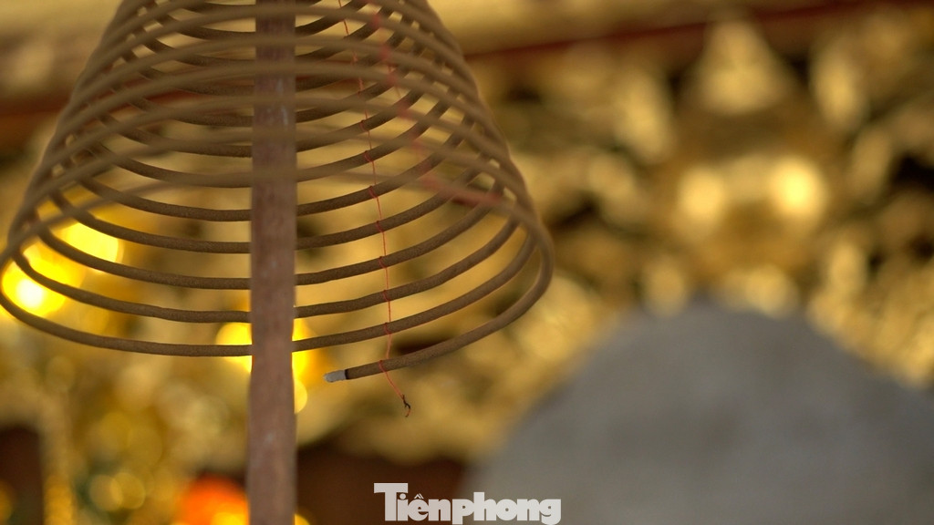 Gian giữa đền có ngai sơn son thếp vàng đặt trên bệ thờ Kinh Dương Vương, gian bên trái có ngai thờ Âu Cơ, gian bên phải có ngai thờ Lạc Long Quân, cùng với hệ thống đồ thờ được phối bày trang trọng.