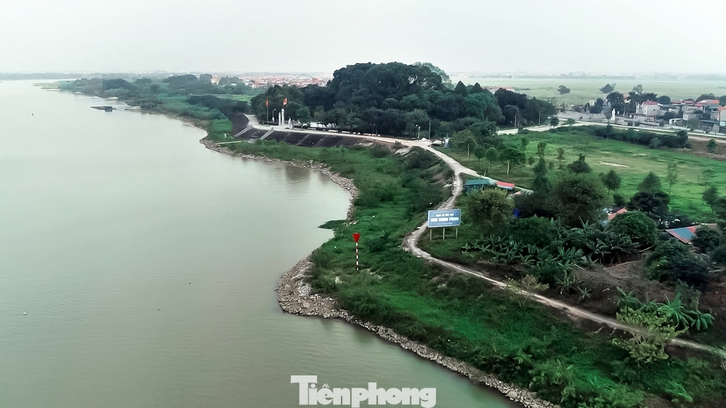 Khu lăng Kinh Dương Vương nằm ở ngoài đê, cách dòng sông Đuống ngày nay khoảng 500 m.