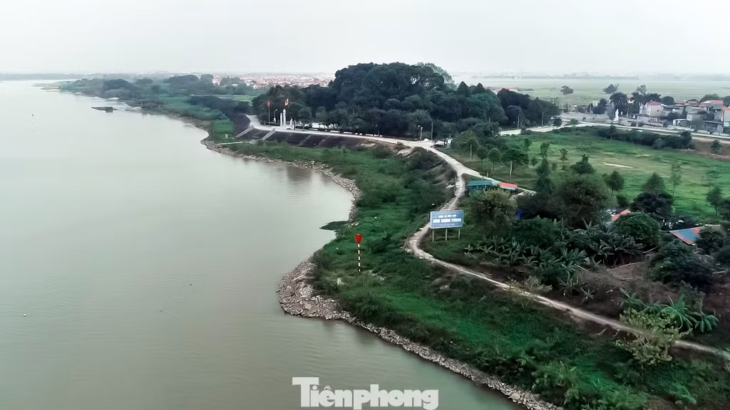 Khu lăng Kinh Dương Vương nằm ở ngoài đê, cách dòng sông Đuống ngày nay khoảng 500 m.