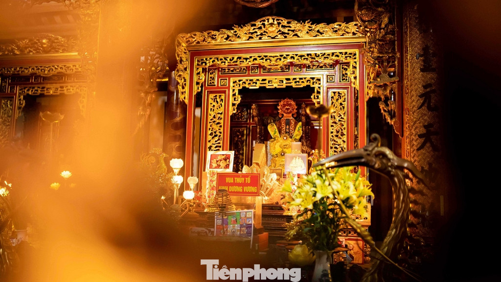 Gian giữa đền có ngai sơn son thếp vàng đặt trên bệ thờ Kinh Dương Vương, gian bên trái có ngai thờ Âu Cơ, gian bên phải có ngai thờ Lạc Long Quân, cùng với hệ thống đồ thờ được phối bày trang trọng.