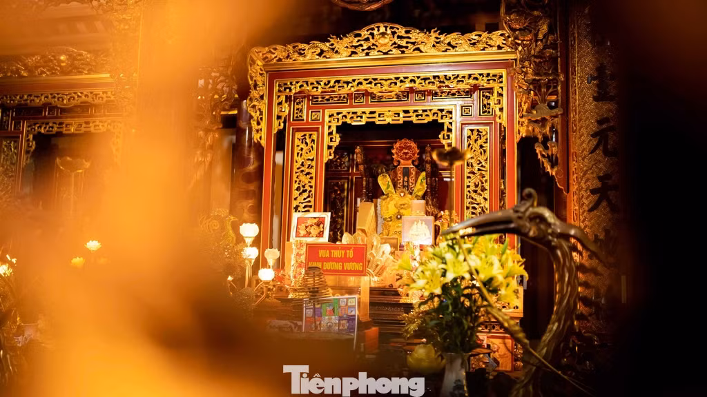 Gian giữa đền có ngai sơn son thếp vàng đặt trên bệ thờ Kinh Dương Vương, gian bên trái có ngai thờ Âu Cơ, gian bên phải có ngai thờ Lạc Long Quân, cùng với hệ thống đồ thờ được phối bày trang trọng.