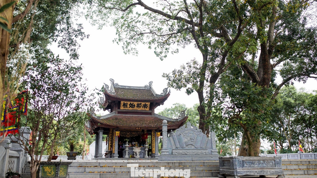 Lăng có hai tầng mái, trước cửa lăng mộ có 3 bệ thờ, trên đường vào về phía tay phải khu lăng mộ có ngôi nhà để du khách sắp lễ, toàn bộ diện tích khu lăng mộ khoảng 4.200 m2.