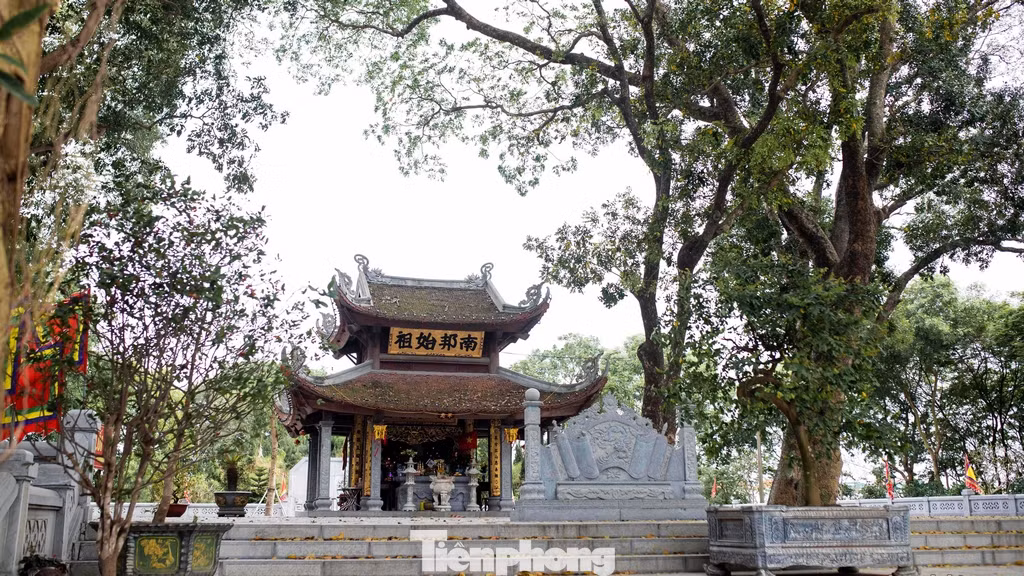 Lăng có hai tầng mái, trước cửa lăng mộ có 3 bệ thờ, trên đường vào về phía tay phải khu lăng mộ có ngôi nhà để du khách sắp lễ, toàn bộ diện tích khu lăng mộ khoảng 4.200 m2.