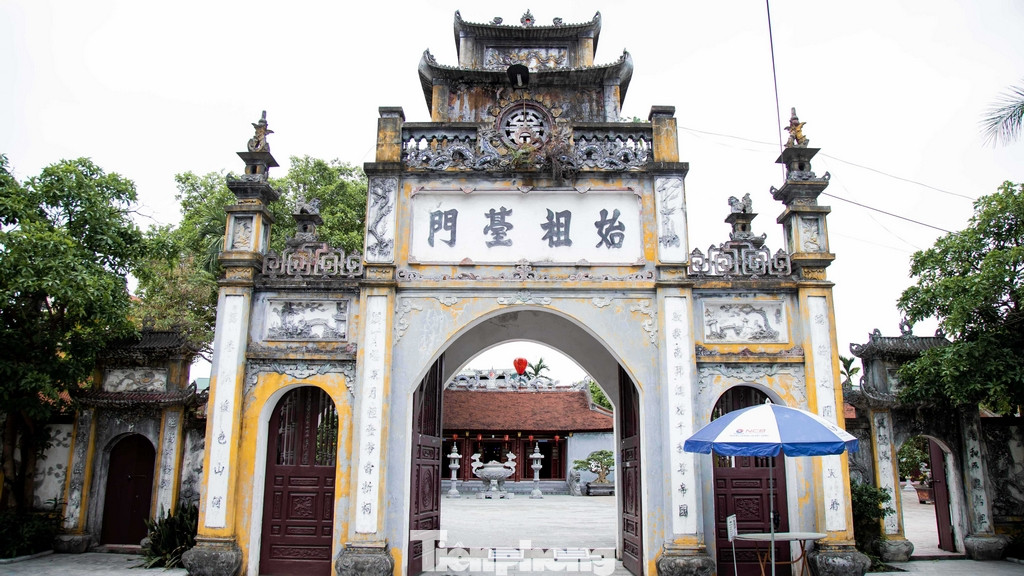 Nghi trượng khu lăng mộ gồm: Tấm bia đá xanh cao 1,05 m, rộng 0,45 m, mang dòng chữ “Kinh Dương Vương lăng” bia khắc năm Minh Mệnh thứ 21 (1840) cùng một số bát hương sành, sứ cỡ lớn hoa văn cổ kính…