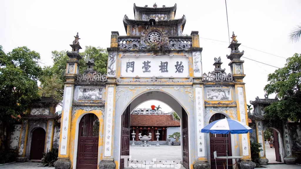 Nghi trượng khu lăng mộ gồm: Tấm bia đá xanh cao 1,05 m, rộng 0,45 m, mang dòng chữ “Kinh Dương Vương lăng” bia khắc năm Minh Mệnh thứ 21 (1840) cùng một số bát hương sành, sứ cỡ lớn hoa văn cổ kính…