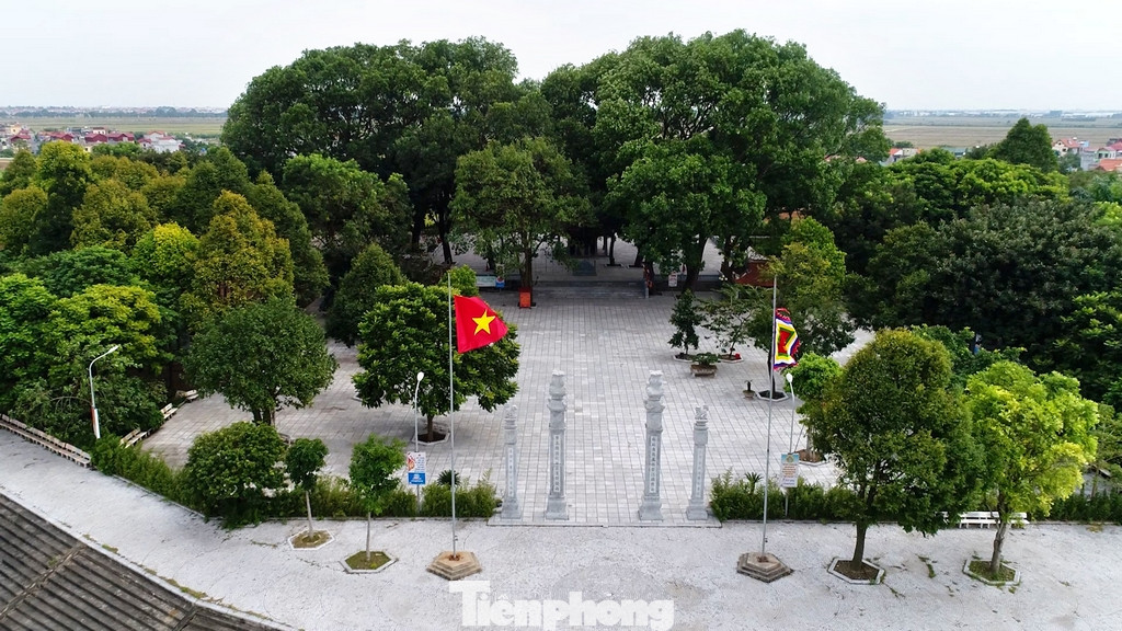 Lăng ngày nay rợp bóng đại thụ, tạo cảnh quan tĩnh mịch, uy nghiêm.