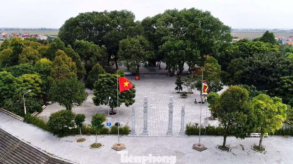Lăng ngày nay rợp bóng đại thụ, tạo cảnh quan tĩnh mịch, uy nghiêm.
