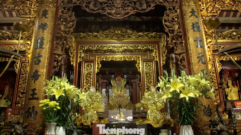 Gian giữa đền có ngai sơn son thếp vàng đặt trên bệ thờ Kinh Dương Vương, gian bên trái có ngai thờ Âu Cơ, gian bên phải có ngai thờ Lạc Long Quân, cùng với hệ thống đồ thờ được phối bày trang trọng.