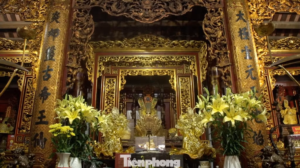 Gian giữa đền có ngai sơn son thếp vàng đặt trên bệ thờ Kinh Dương Vương, gian bên trái có ngai thờ Âu Cơ, gian bên phải có ngai thờ Lạc Long Quân, cùng với hệ thống đồ thờ được phối bày trang trọng.