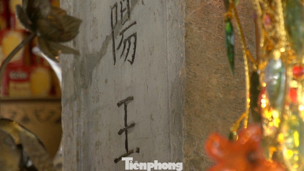 Gian giữa đền có ngai sơn son thếp vàng đặt trên bệ thờ Kinh Dương Vương, gian bên trái có ngai thờ Âu Cơ, gian bên phải có ngai thờ Lạc Long Quân, cùng với hệ thống đồ thờ được phối bày trang trọng.