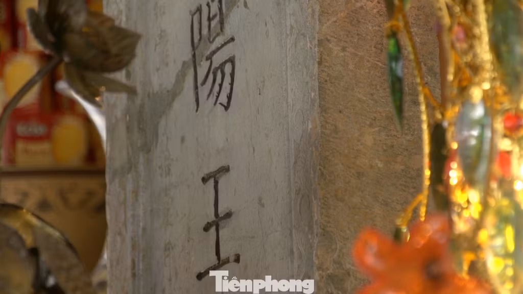 Gian giữa đền có ngai sơn son thếp vàng đặt trên bệ thờ Kinh Dương Vương, gian bên trái có ngai thờ Âu Cơ, gian bên phải có ngai thờ Lạc Long Quân, cùng với hệ thống đồ thờ được phối bày trang trọng.