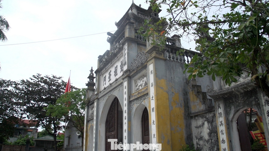 Đền thờ Kinh Dương Vương nằm cách khu lăng khoảng 300 m, rộng khoảng khoảng 2.347 m2.