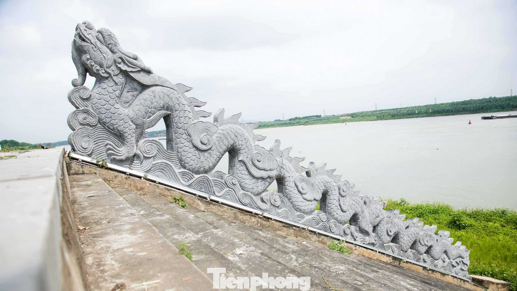 Ngay sát dòng sông Đuống có đôi rồng trầu bằng đá xanh rất lớn hướng lên khu Đền thờ Kinh Dương Vương.