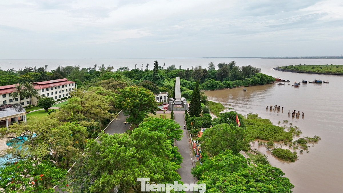 Để tưởng nhớ chiến công của những thủy thủ tàu không số, TP Hải Phòng đã xây dựng tượng Đài tưởng niệm đường Hồ Chí Minh trên biển ngay cạnh di tích bến tàu K15. Giữa màu xanh của núi đồi Đồ Sơn, di tích bến tàu K15 hùng dũng, uy nghiêm chính là biểu tượng anh hùng, ca ngợi lòng quả cảm, sẵn sàng chiến đấu hy sinh vì Tổ quốc của cán bộ chiến sĩ trên những con tàu không số năm xưa.