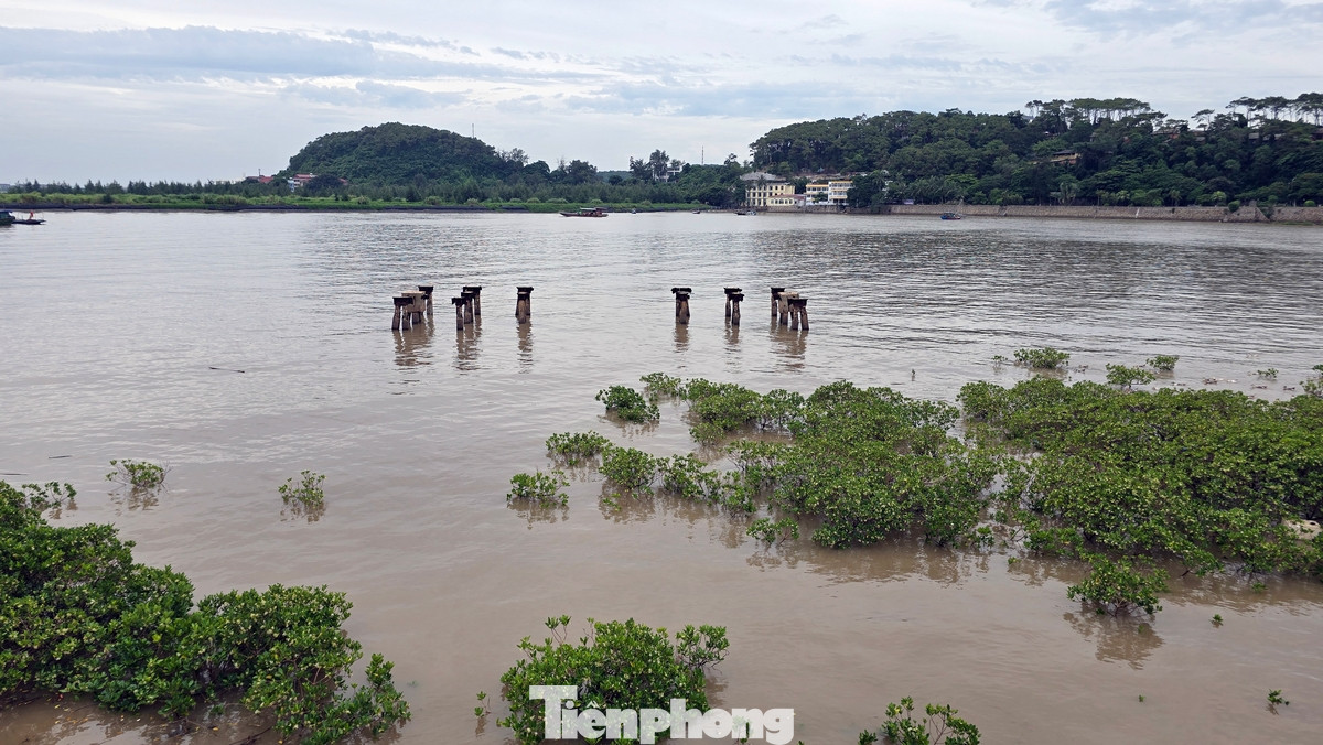Để vận chuyển hàng chi viện cho miền Nam, chủ yếu là vũ khí, nhằm hiện thực hóa phương pháp đấu tranh quân sự, đấu tranh vũ trang theo tinh thần Nghị quyết 15 của Đảng Cộng sản Việt Nam, tên gọi Bến K15 đã ra đời để chỉ bến tàu của “đoàn tàu không số” tại chân đồi Nghinh Phong, (phường Vạn Hương, quận Đồ Sơn, TP Hải Phòng).