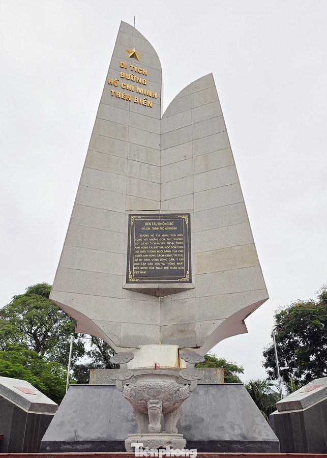 Bến K15 được chọn làm càng vì khi xưa là một vịnh nhỏ, được bao bọc bởi ba dãy núi nên nơi đây rất kín đáo, khuất gió biển… thuận lợi để thành lập cầu cảng giúp tàu ra vào nhận vũ khí một cách dễ dàng.