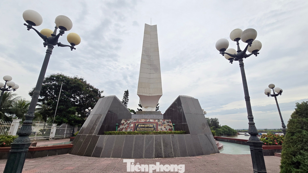 Bến tàu không số Hải phòng K15 hay còn được biết tới với cái tên thân thương mà giản dị là “bến Nghiêng”. Có địa chỉ thuộc phường Vạn Hương, quận Đồ Sơn, thành phố Hải Phòng.